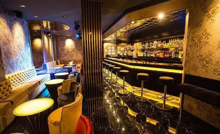 Interior del local para adultos Darling Strip Club para la guía del barrio rojo de Barcelona.