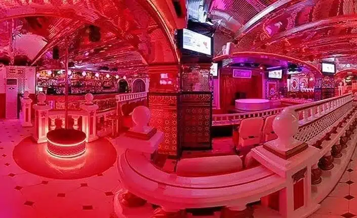 Interior del local para adultos Sala Bagdad Barcelona para una guía del barrio rojo de Barcelona.